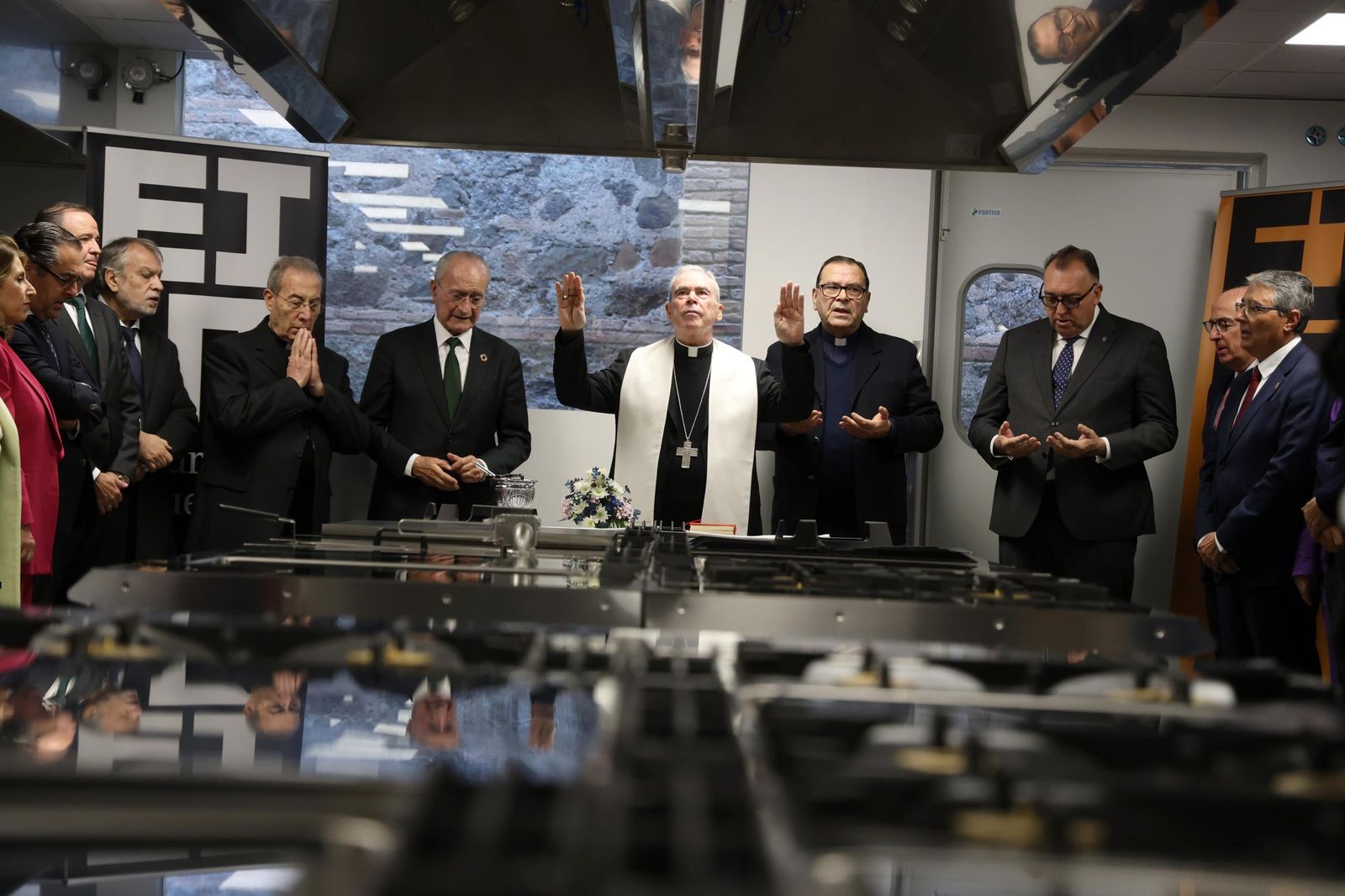 El obispo de Málaga bendiciendo la cocina de la Escuela de Hostelería y Turismo de Málaga