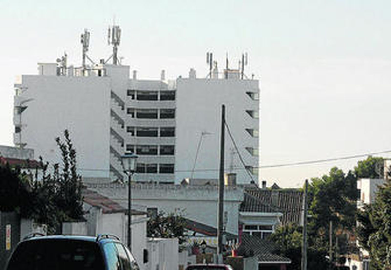 Antenas sobre un edificio de viviendas ubicado en la zona de Fuentebravía, en la Costa Oeste del término municipal.
