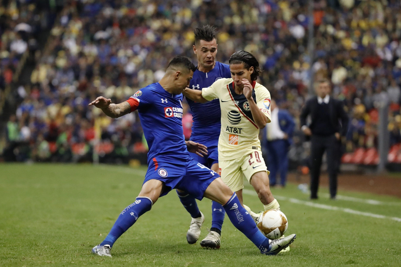 Diego Lainez, a la derecha, durante un partido.