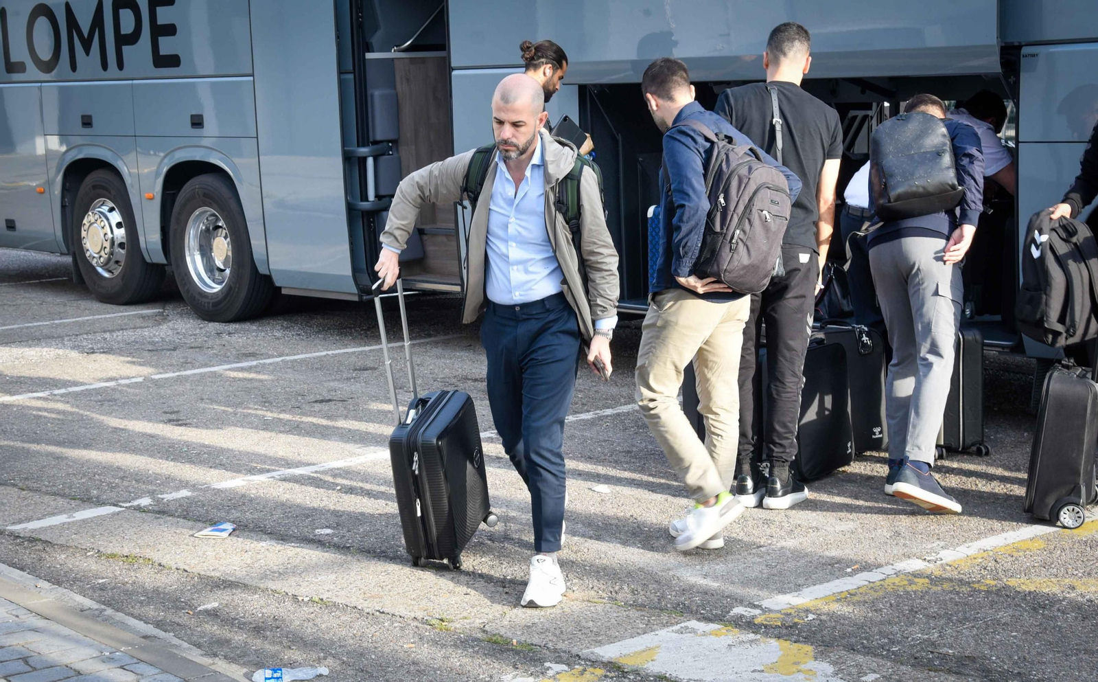 Imágenes de la salida del Real Betis hacia Florencia