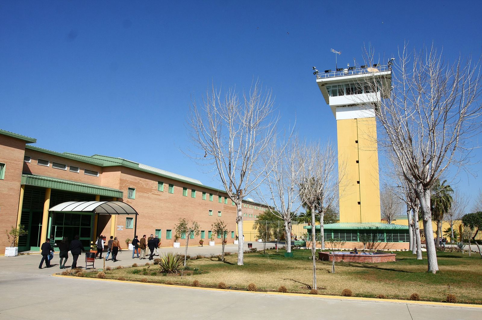 Uno de los patios del centro penitenciario de Huelva.