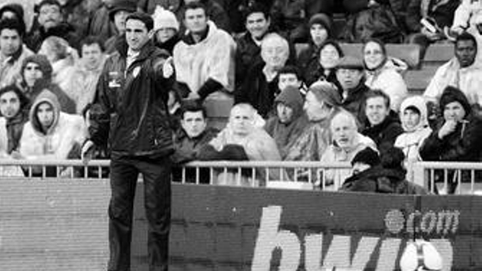 Manolo Jiménez, fuera del banquillo, señala el balón con gesto crítico.