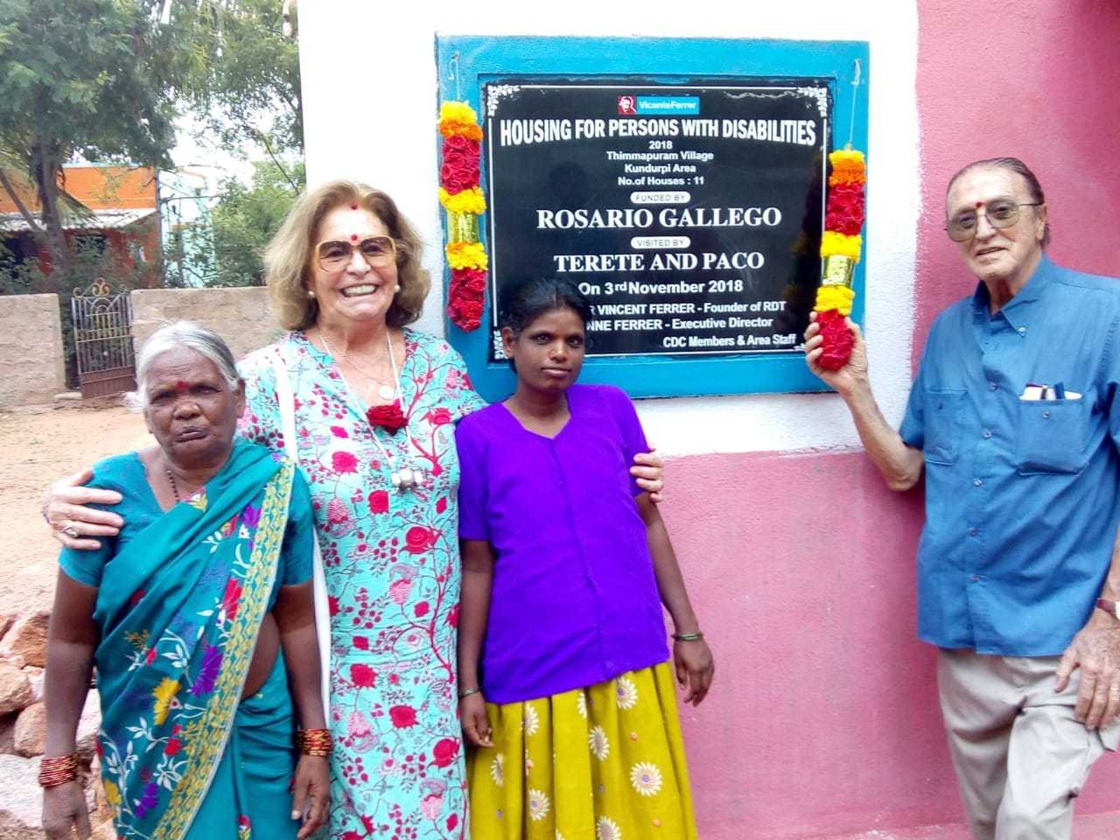 Francisco Valencia y Terete Garrido, junto a una placa de reconocimiento a su labor.