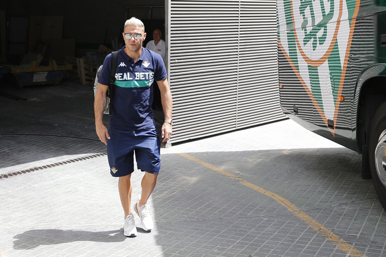 Joaquín, a la salida del parking del estadio antes de poner rumbo al Reino Unido.