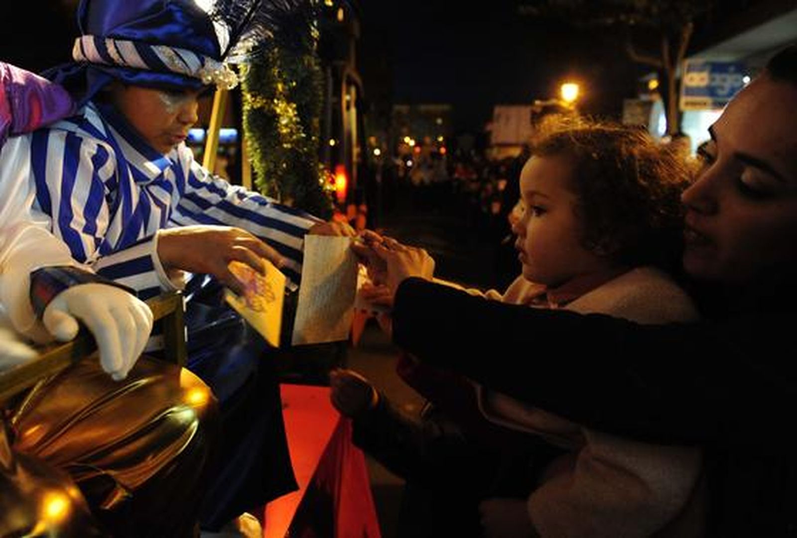 El Heraldo Real recorrió ayer San Fernando para recoger las cartas que los niños han escrito este año a los Reyes Magos

Foto: Elias Pimentel