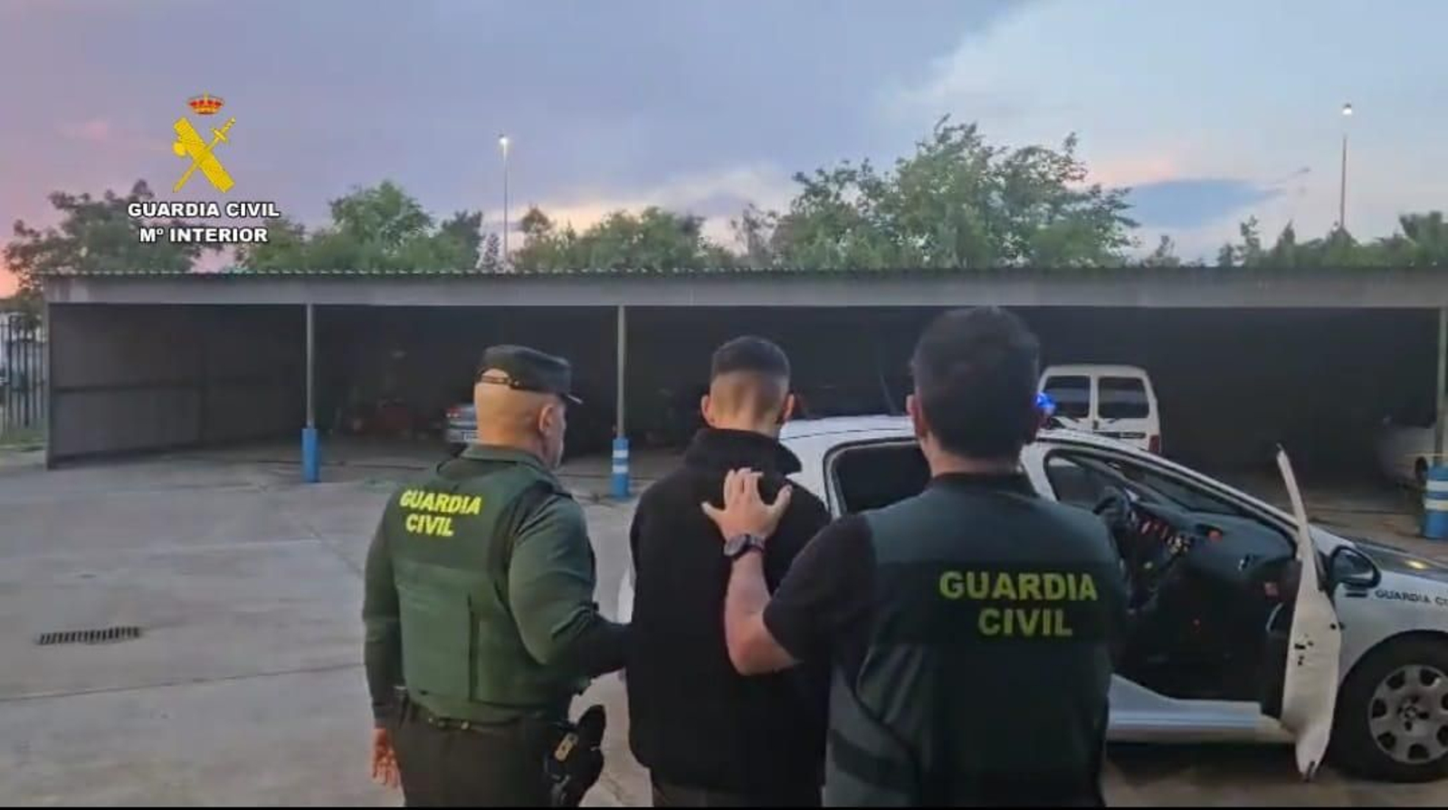 El detenido junto a dos agentes de la Guardia Civil.