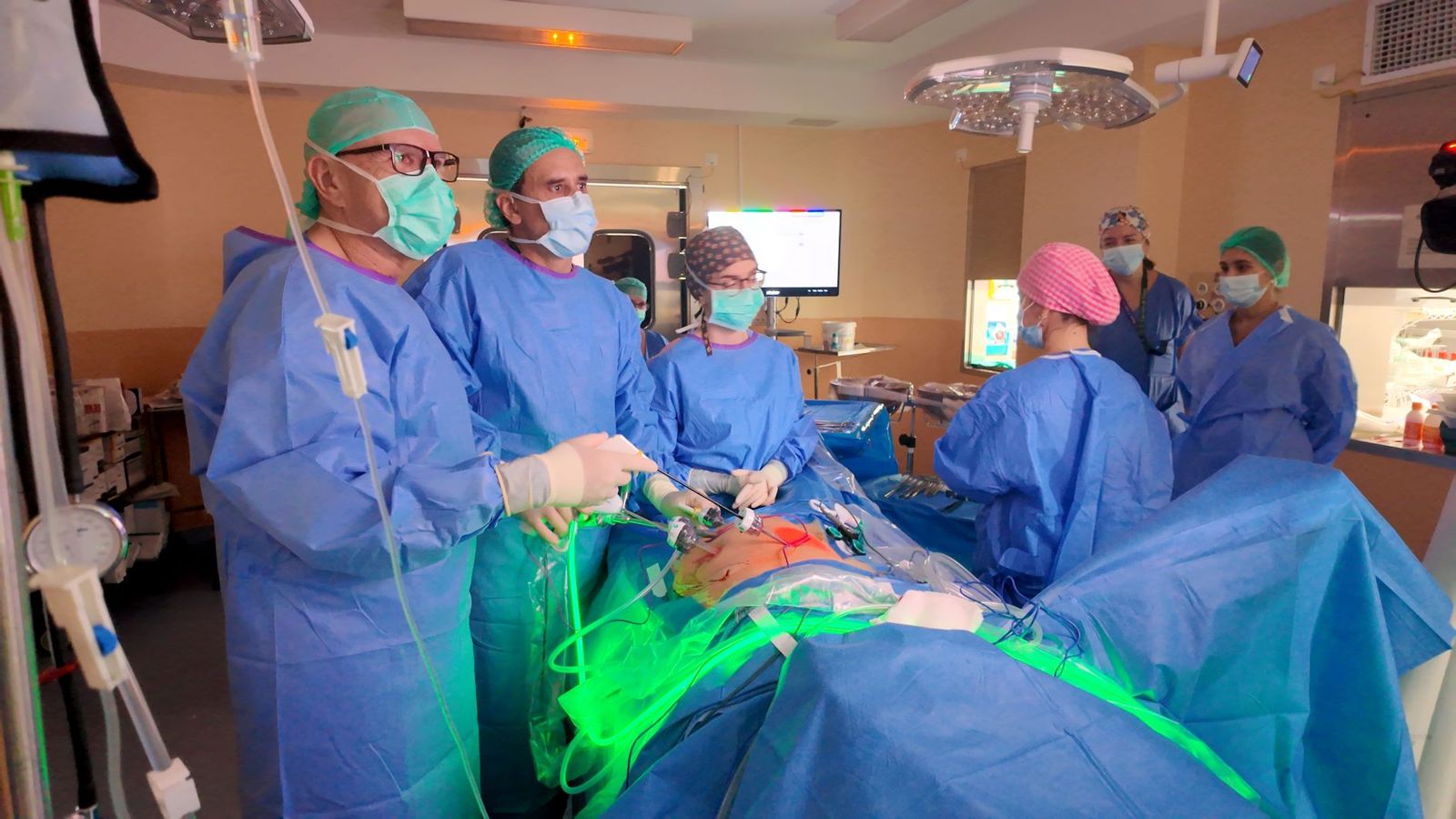 Personal del equipo de cirugía general y digestiva del Hospital Virgen Macarena durante una formación.