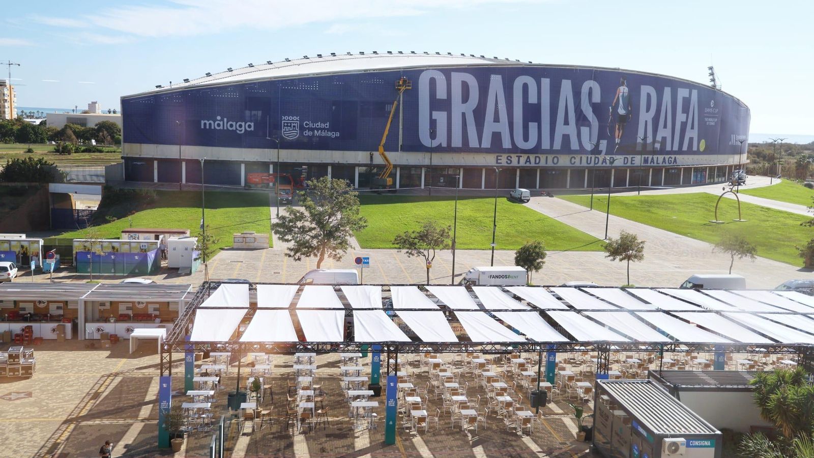 La pancarta de homenaje a Rafa Nadal, en imágenes