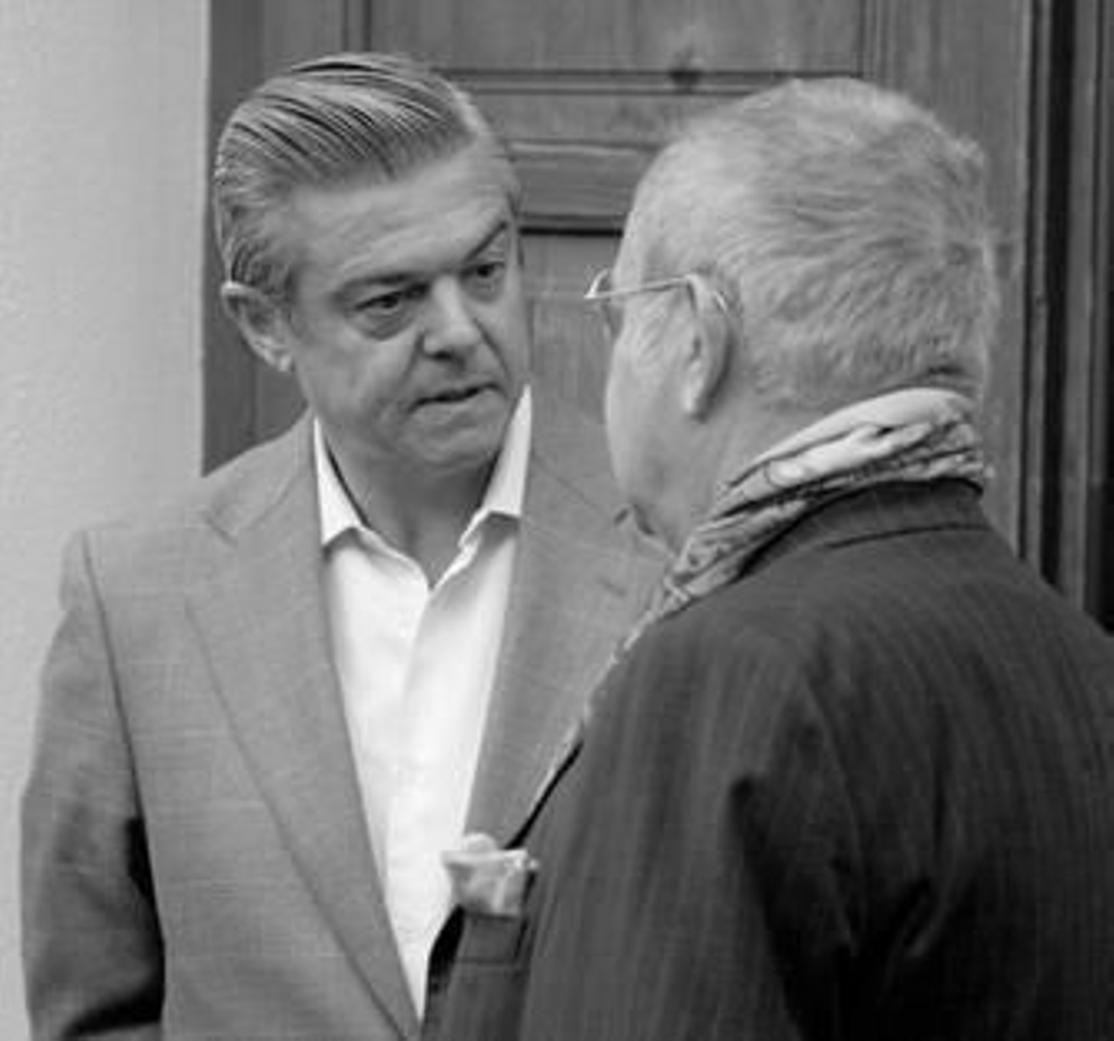 Juárez, junto a su abogado, Javier Saavedra, el día que se celebró el juicio en Algeciras.