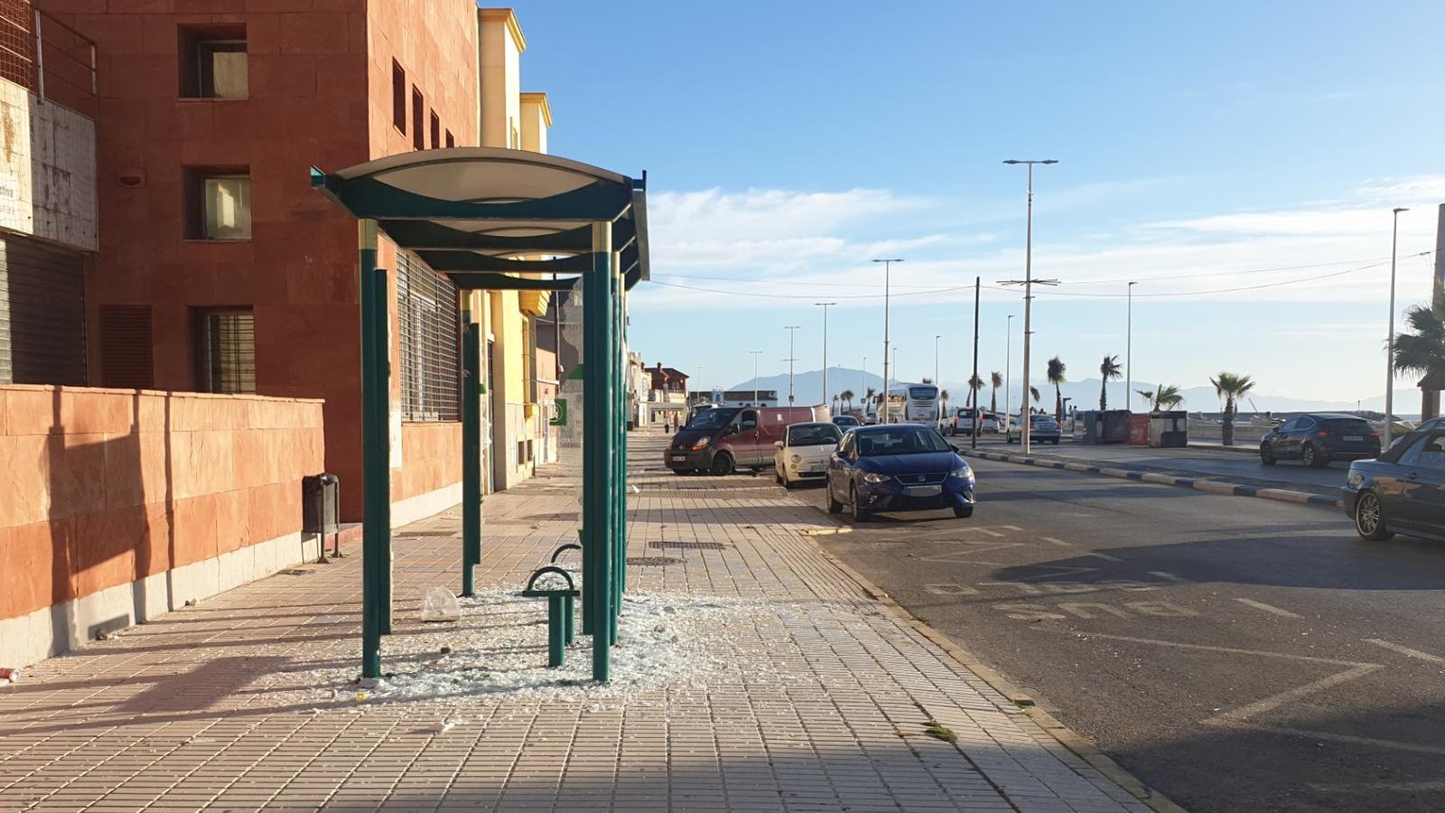 Una parada de autobús dañada por los disturbios del lunes.