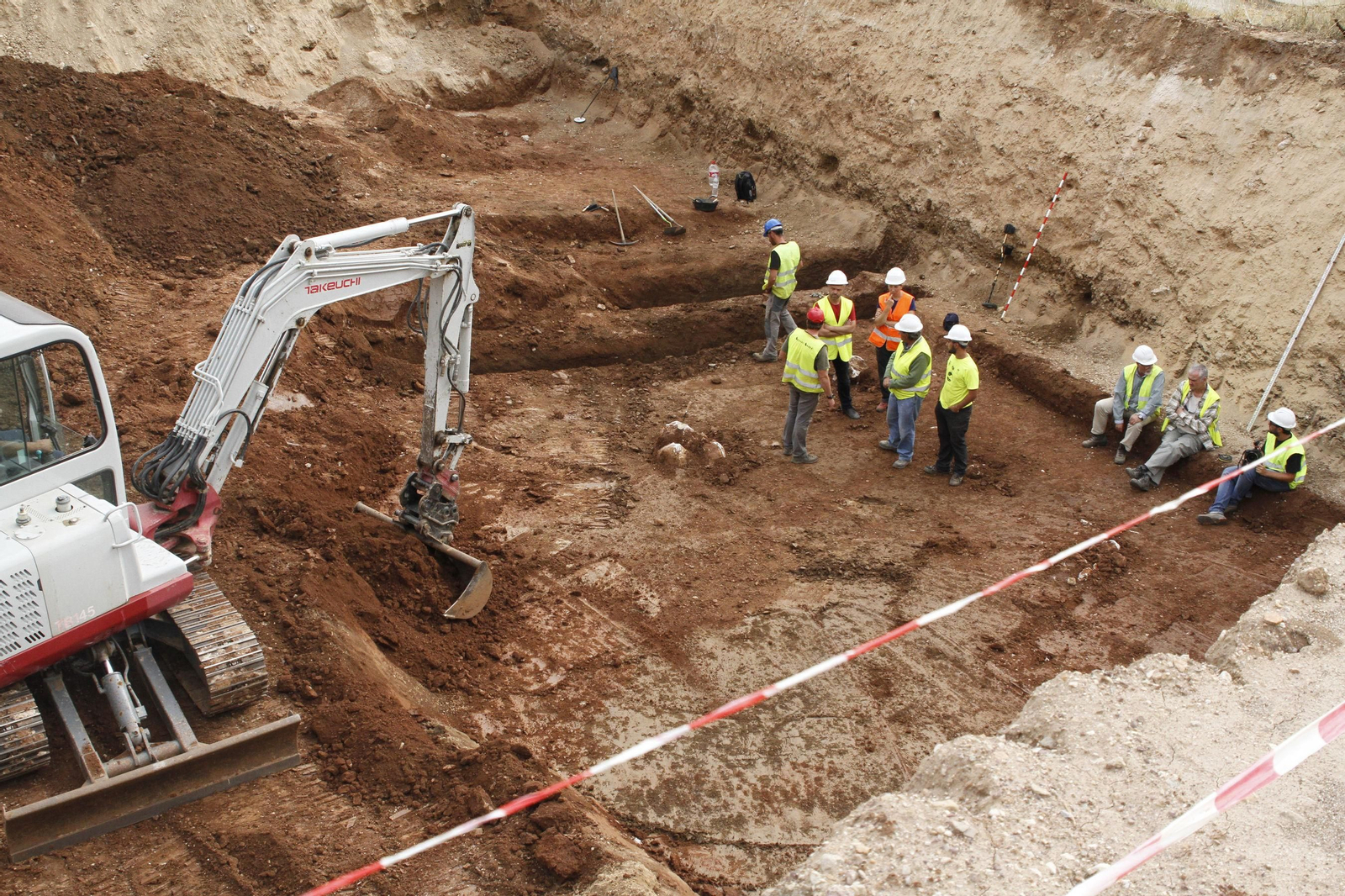 Imagen de una de las excavaciones para buscar al poeta.
