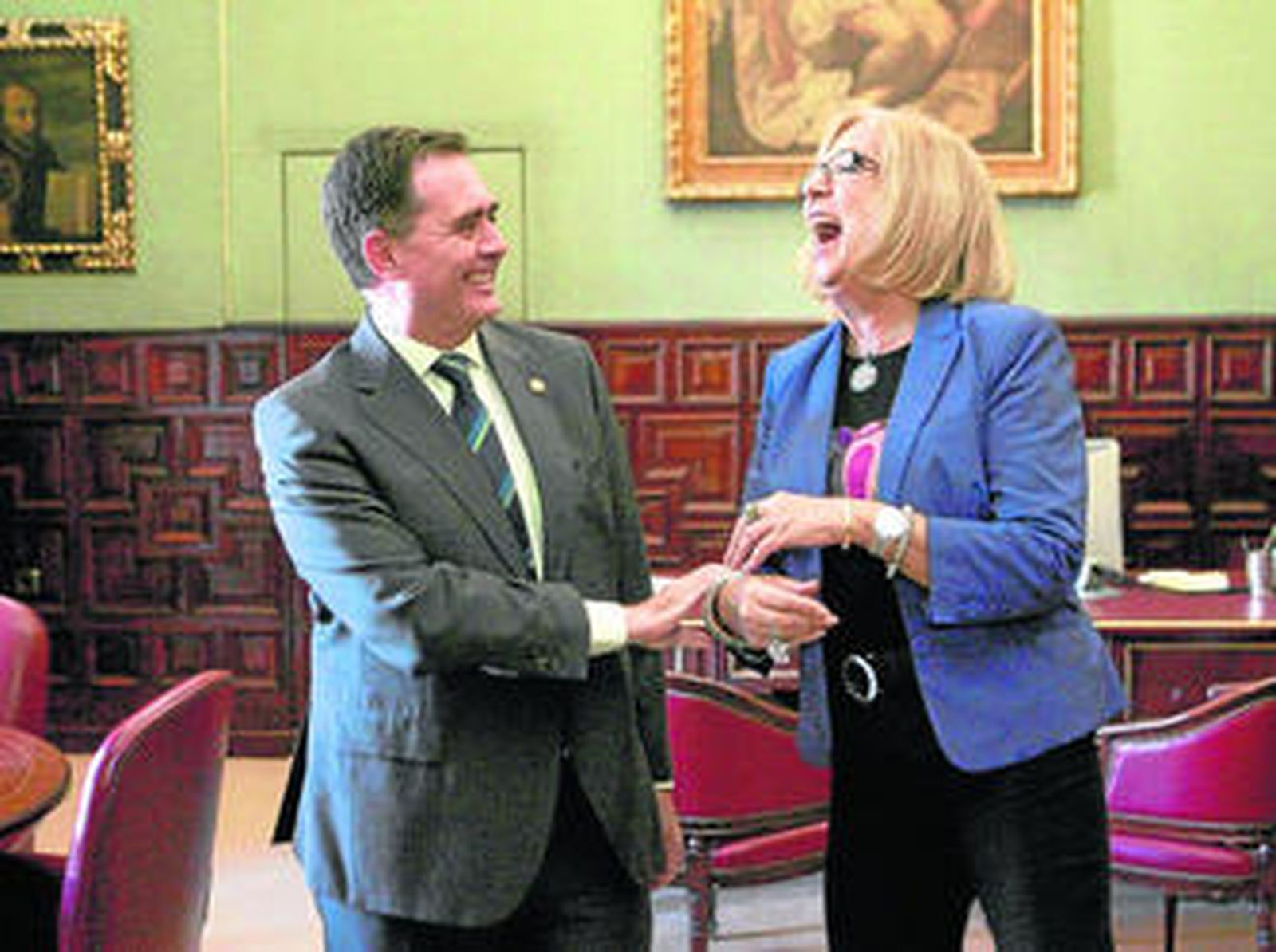 El rector de la Universidad de Sevilla, Joaquín Luque, y la rectora de la Universidad de Málaga, Adelaida de la Calle, en una imagen de archivo.