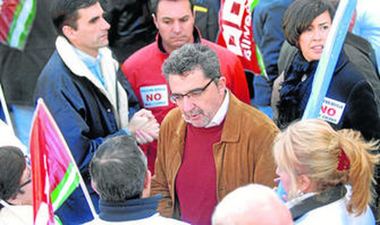 El alcalde, Antonio Gutiérrez Limones, apoyó a los trabajadores de Puleva en una de sus últimas manifestaciones en el municipio.