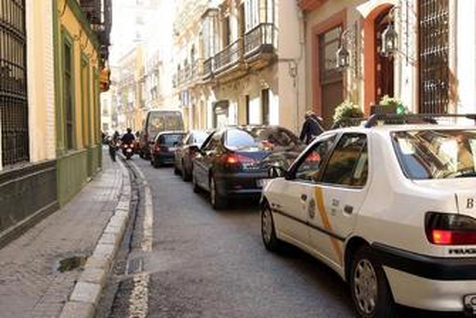 Una cola de vehículos en la calle Trajano, un tráfico que se encauza ahora por la calle Jesús del Gran Poder.