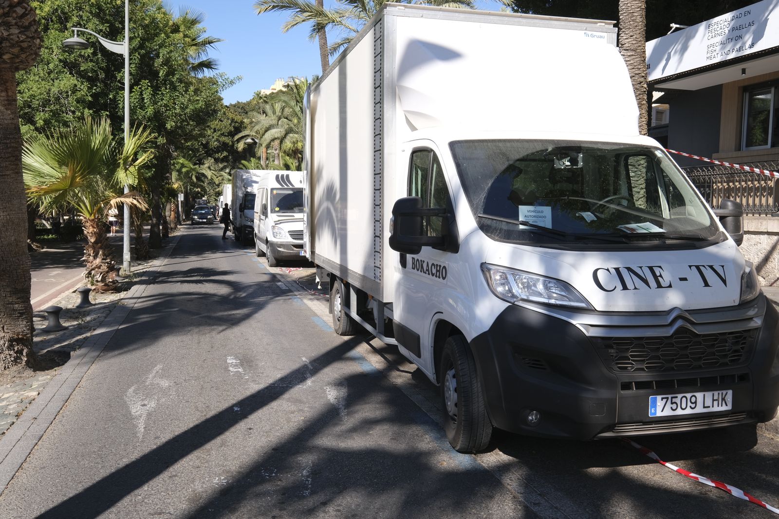 Camiones de producción en la zona del rodaje.