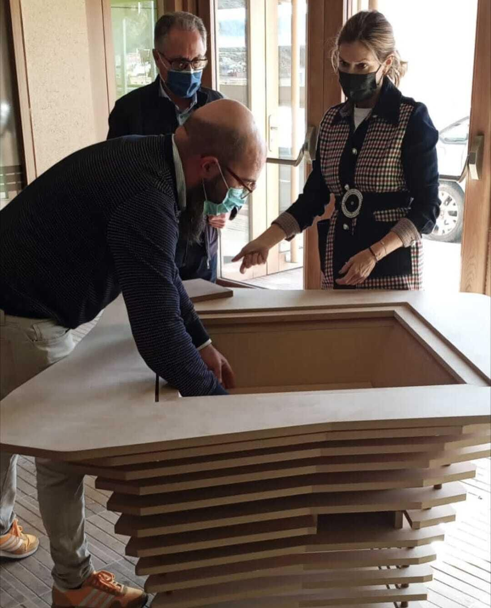 Ana Martínez Labella, ante uno de los mostradores expositivos.