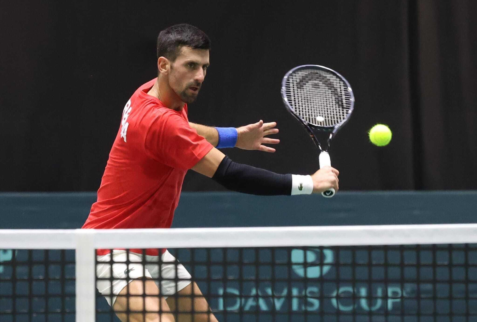 Novak Djokovic volea de revés en el entrenamiento.