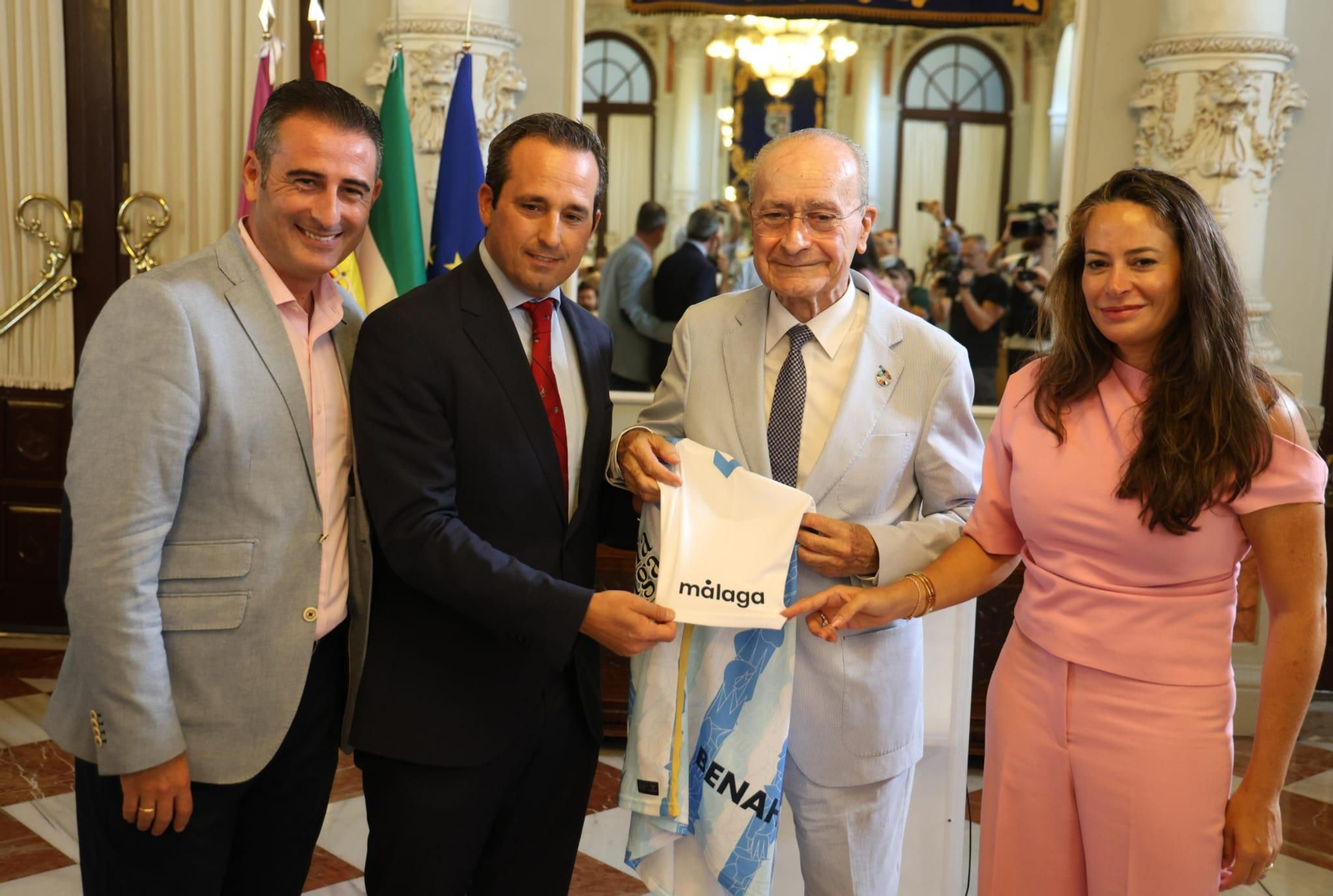 Un momento de la presentación del acuerdo en el Salón de los Espejos Un momento de la presentación del acuerdo en el Salón de los Espejos