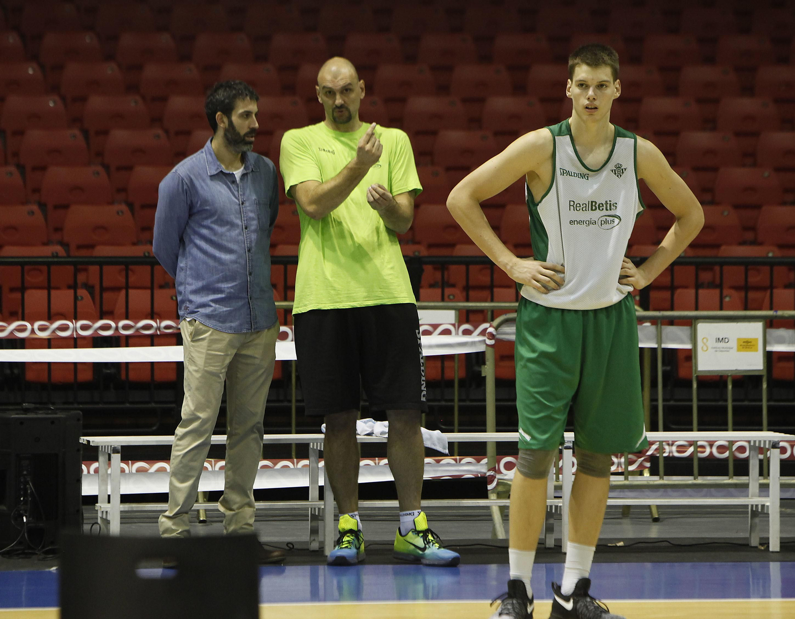 Cizmic, durante un entrenamiento, con Berni Rodríguez dialogando con Zan Tabak en la 2016-2017