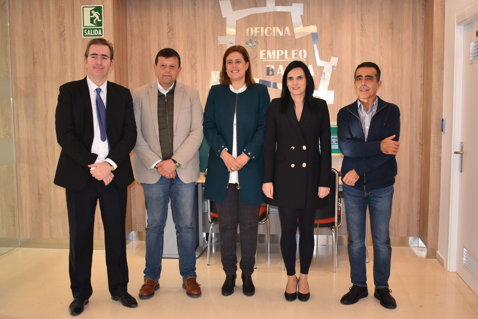 Dirigentes institucionales en la Oficina de Empleo de Baena.
