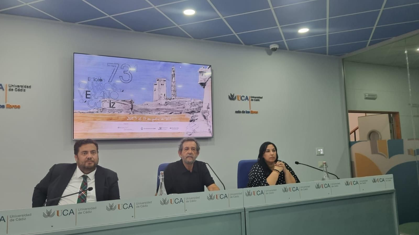 El diputado Jaime Armario, el vicerrector de Cultura de la UCA, Jacinto Porro, y la concejala de Enseñanza, Ana Fernández.