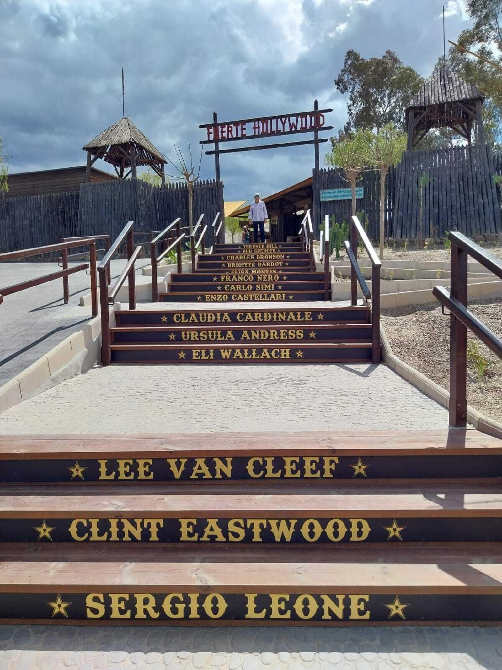 Nueva entrada al poblado del oeste, con escaleras con los nombres de artistas ilustres que grabaron en el Mini Hollywood.