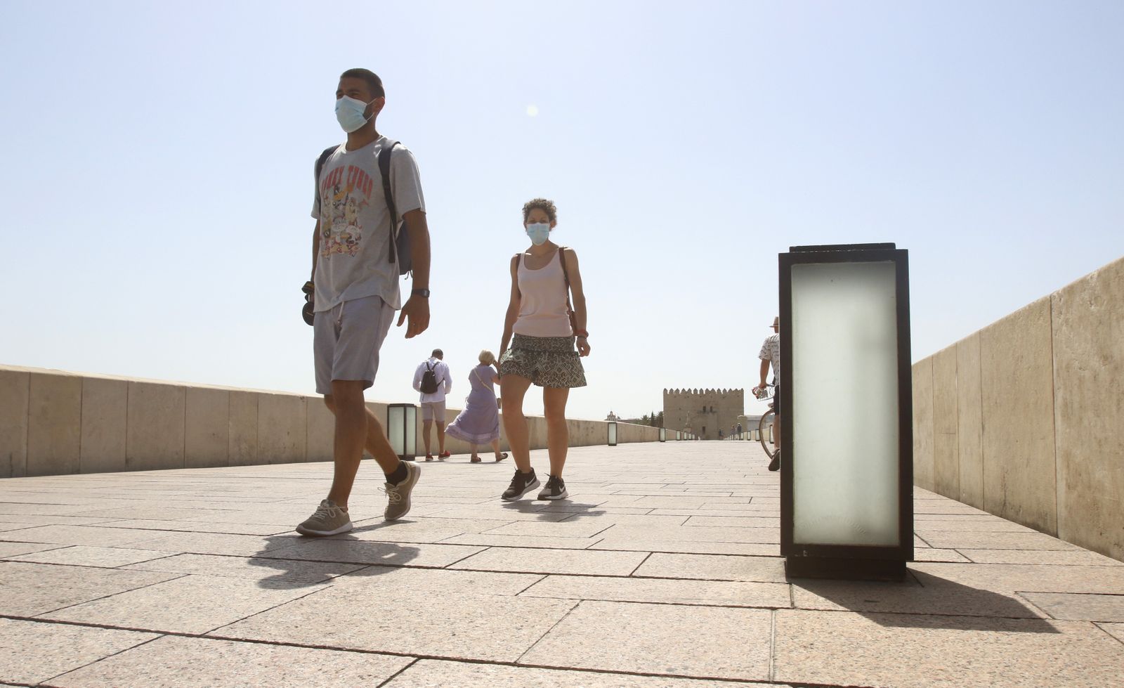 Transeúntes sufren los efectos del calor en el puente Romano.