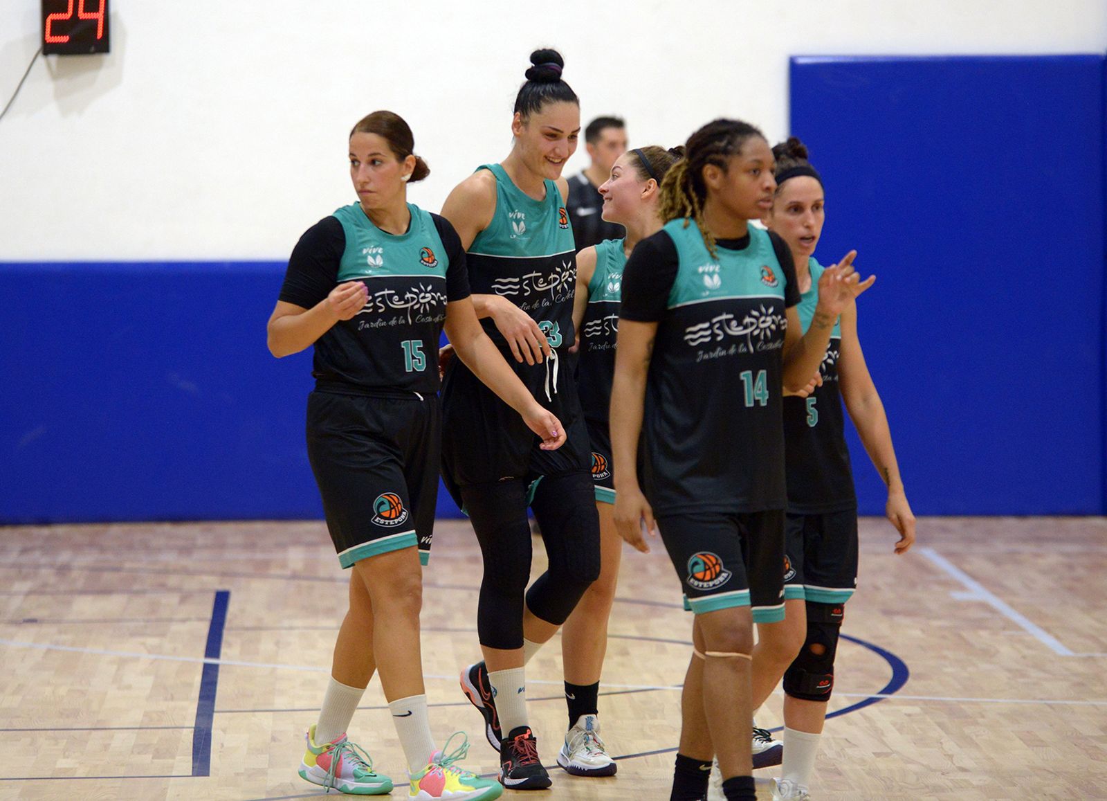 Varias jugadoras del CAB Estepona en un partido en el Pineda.