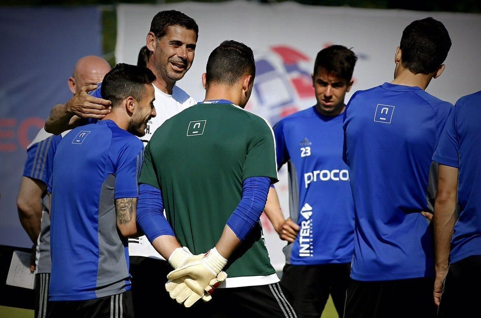 Fernando Hierro bromea con Fernández durante un entrenamiento.