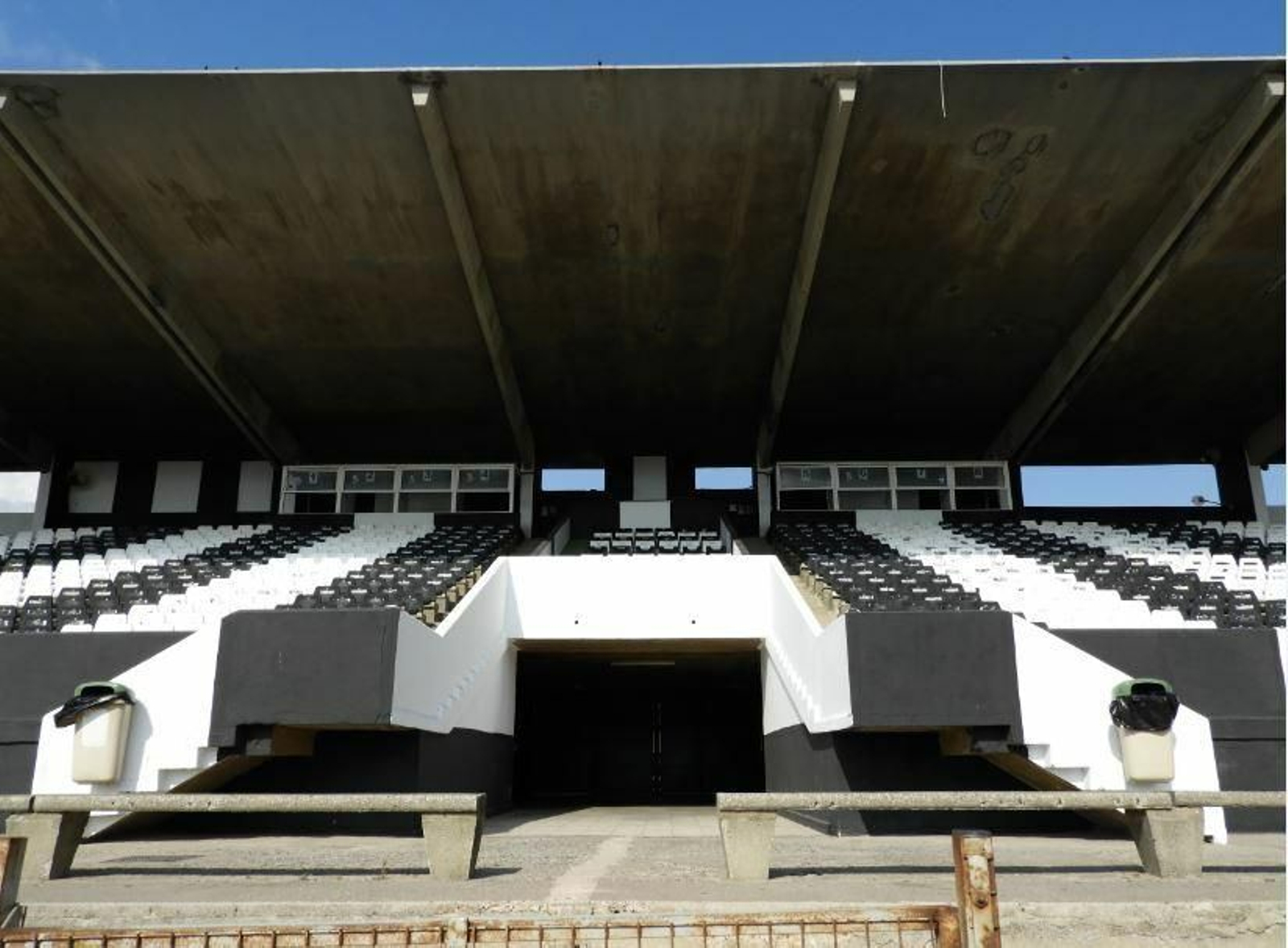 La Tribuna del Municipal linense, cubierta, antes de la demolición del voladizo