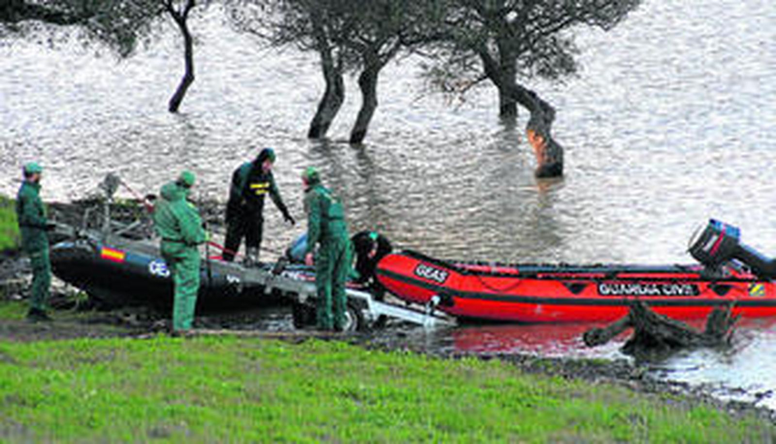 Efectivos de la Guardia Civil y buzos de los Geas  de la Benemérita, en plenas tareas de búsqueda de los dos hermanos en el pantano.