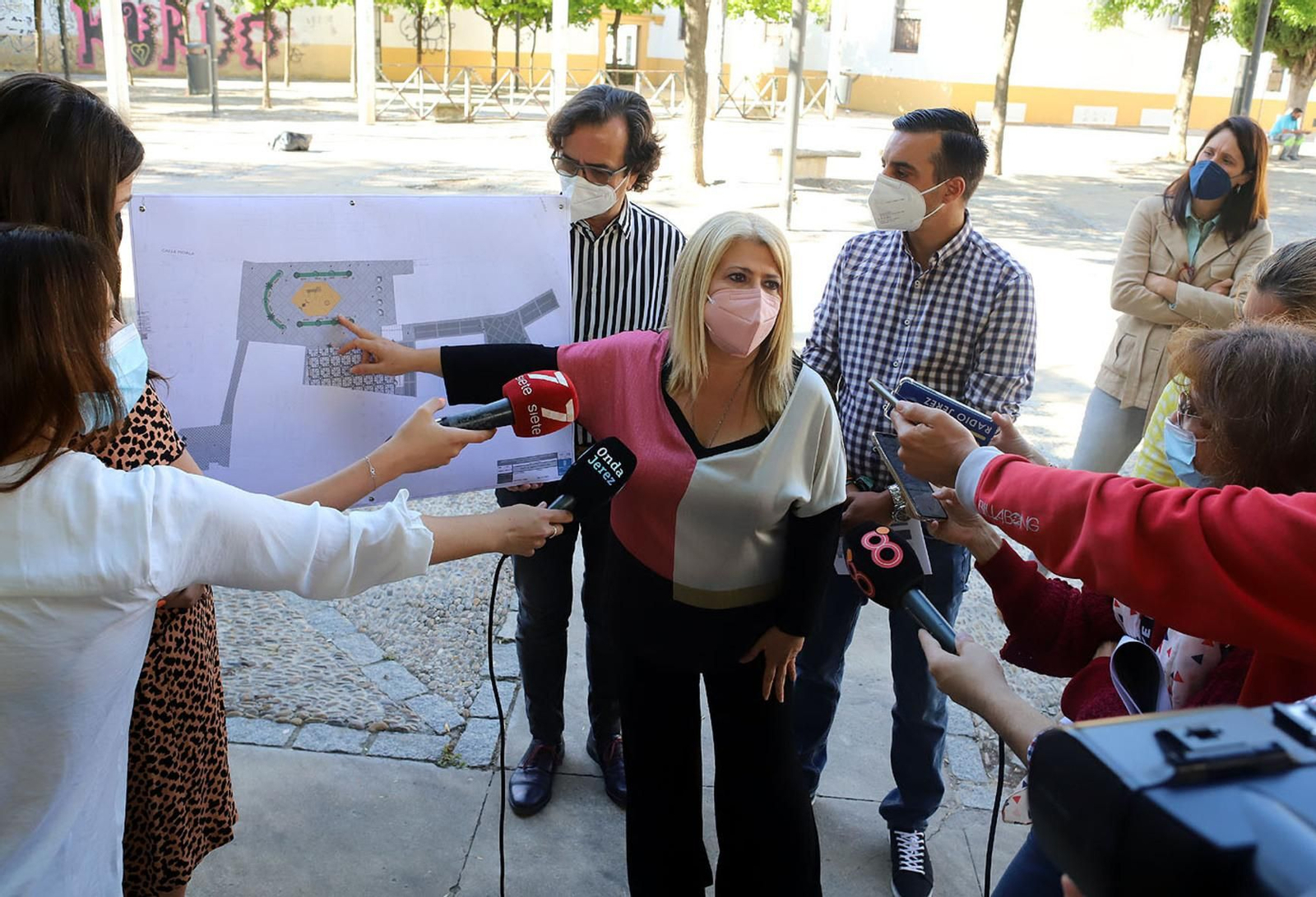 Imagen de archivo. Visita de la alcaldesa a la zona donde informó sobre el proyecto de regeneración de este entorno.