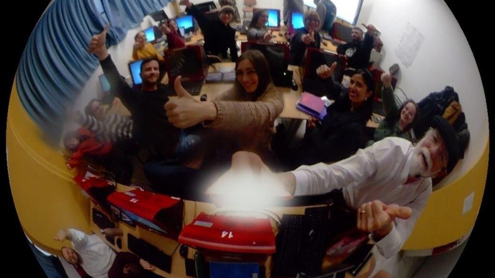 Los alumnos de Roberto Cuadros practican con nuevas tecnologías en clase