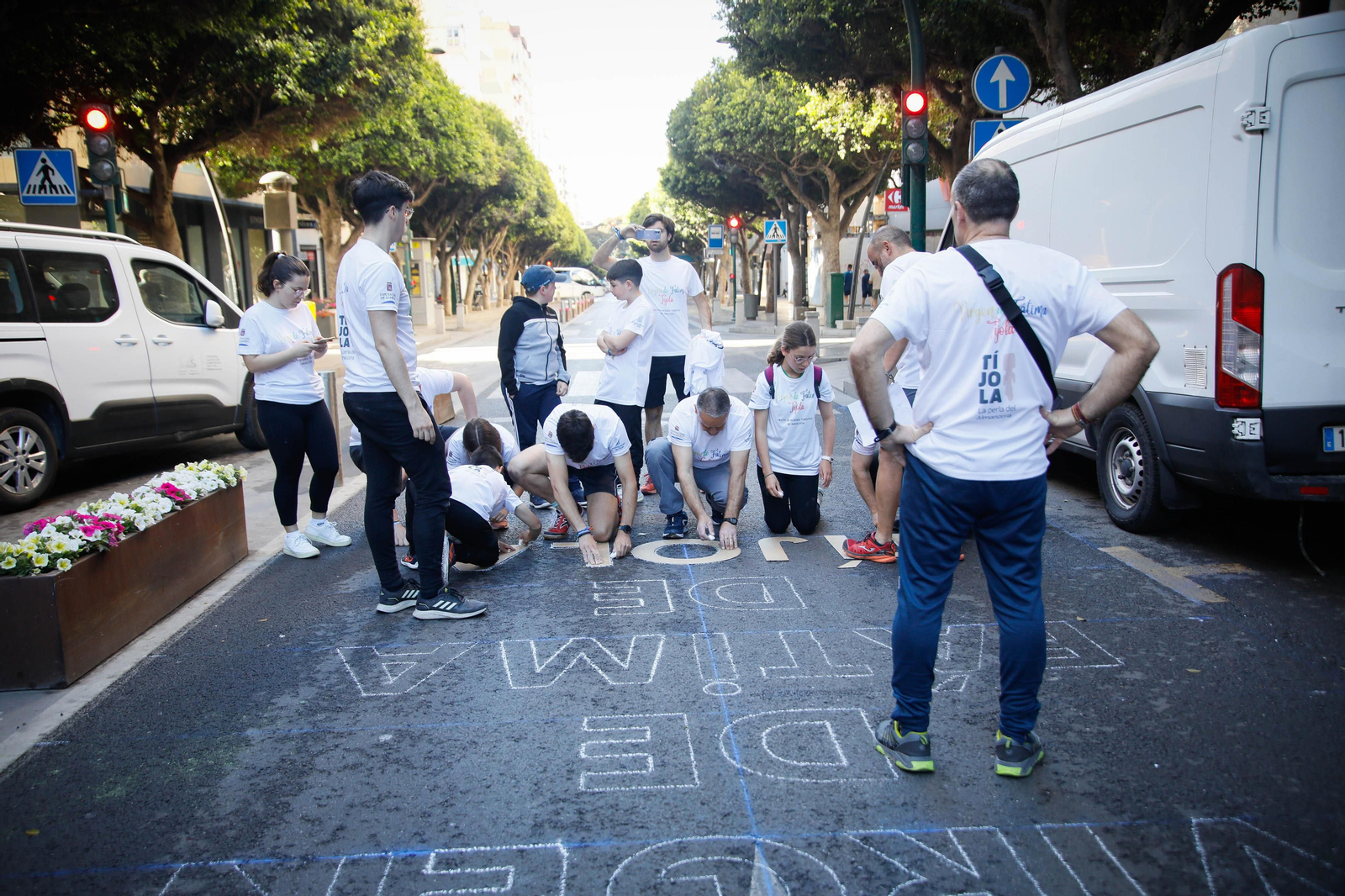 Así es la alfombra de serrín de 60 metros en el Paseo de Almería, en imágenes.