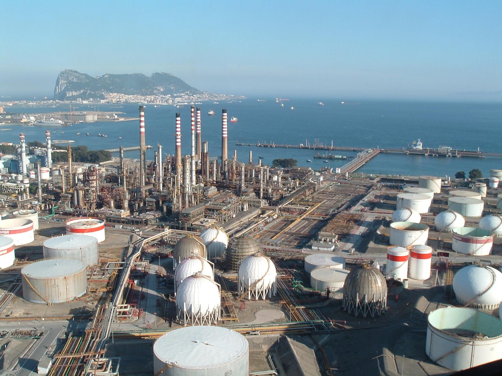 La Refinería Gibraltar-San Roque de Cepsa.