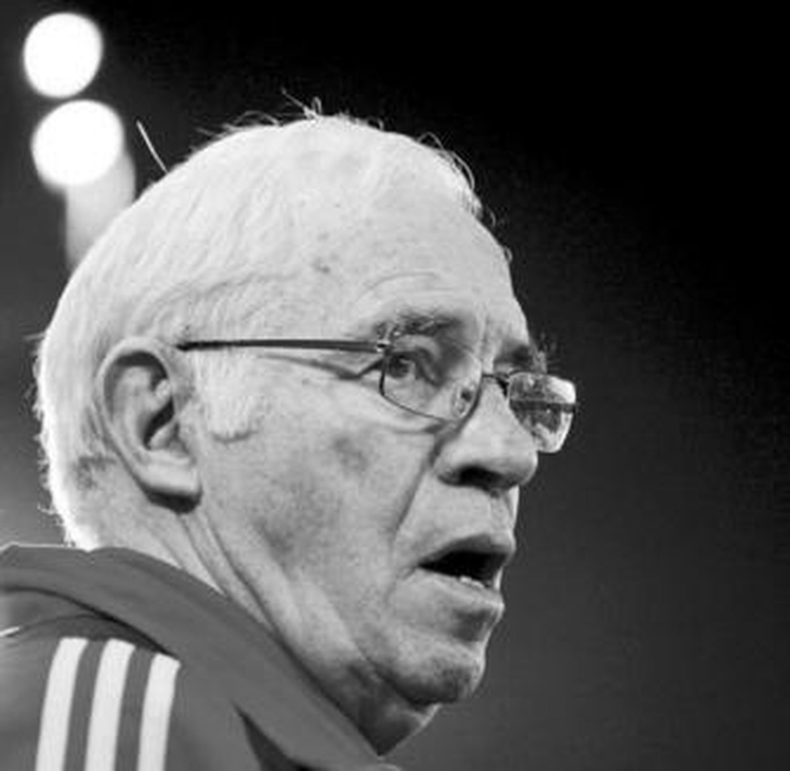 Primer plano de Luis Aragonés durante el partido de la selección frente a Francia.