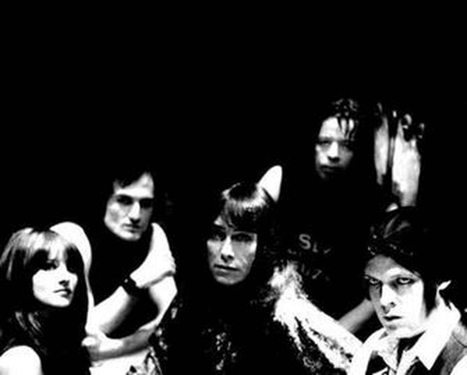 Rudi Protudi, en el centro, rodeado por el resto de los integrantes de los actuales Fuzztones.