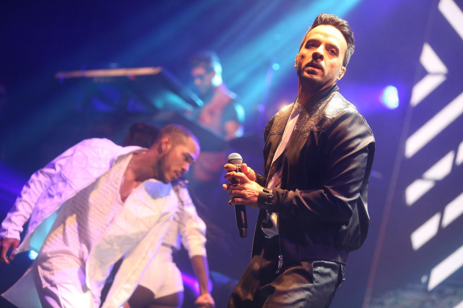 El cantante portorriqueño Luis Fonsi, durante el concierto celebrado ayer en el Foro Iberoamericano de La Rábida.