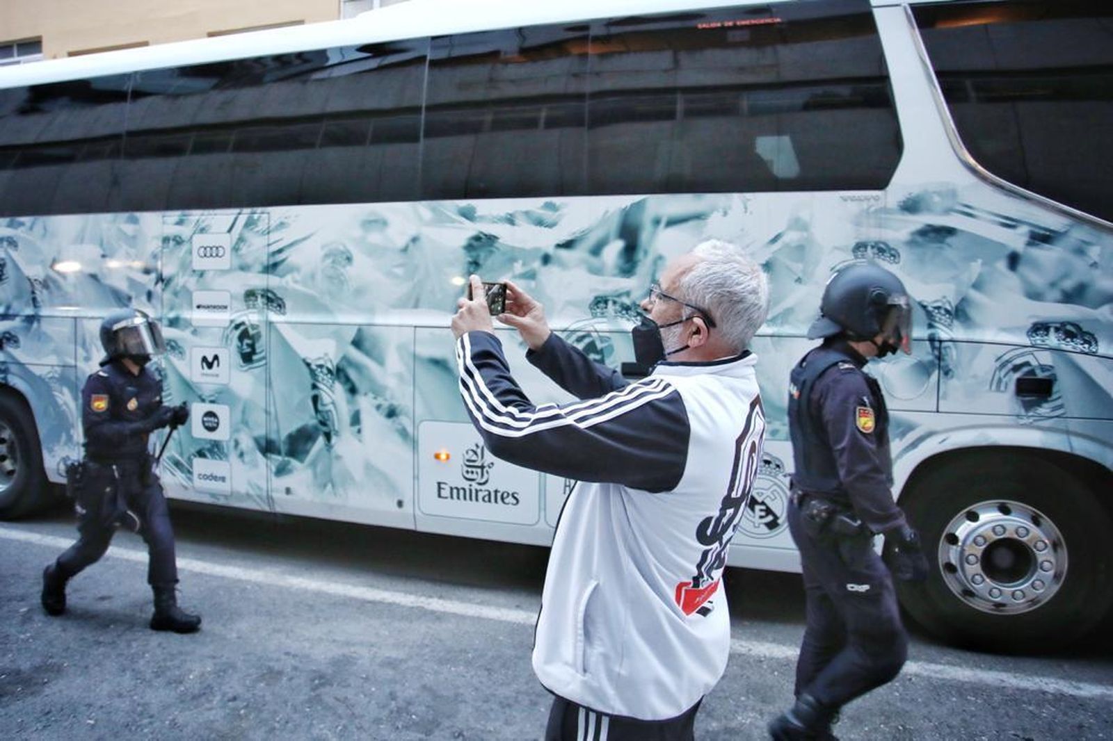En imágenes, el espectacular recibimiento al Cádiz CF en la previa del partido frente al Real Madrid