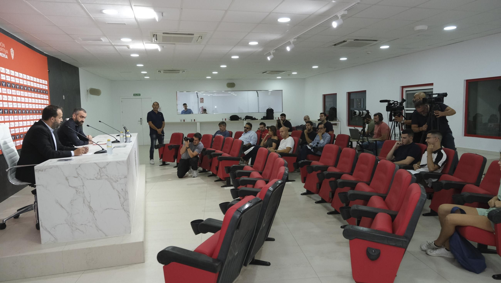 Mohamed El Assy, CEO de la U.D. Almería, en rueda de prensa, en imágenes