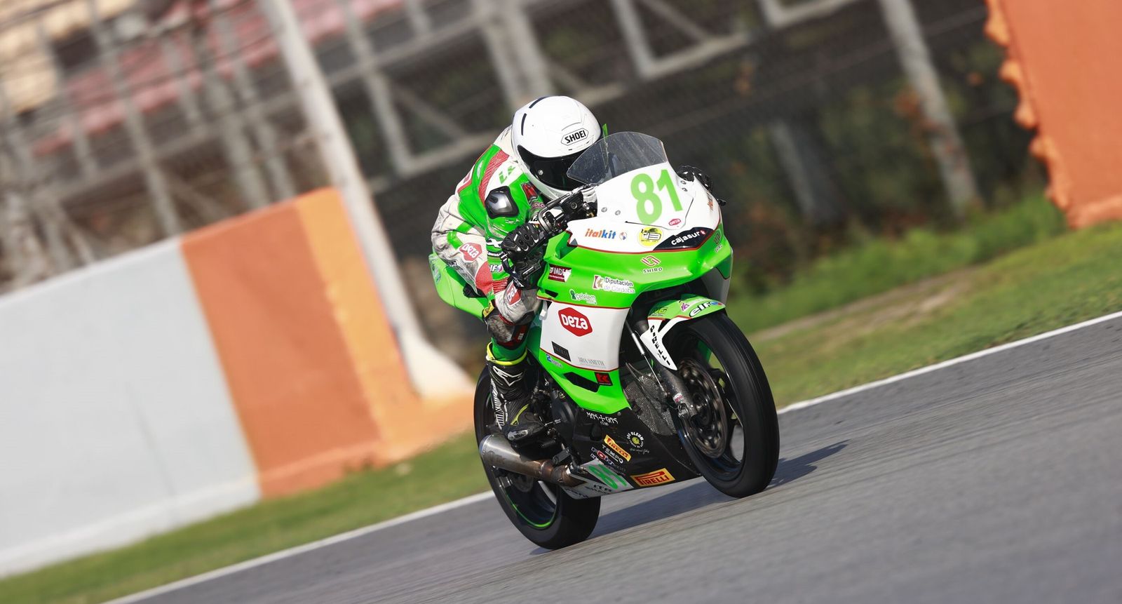 Ángel Heredia con su Kawasaki Ninja 400.