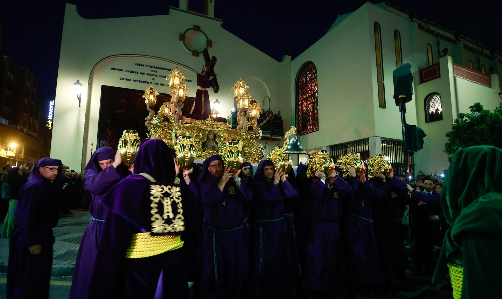 La Esperanza en la noche del Jueves Santo de Málaga, en imágenes