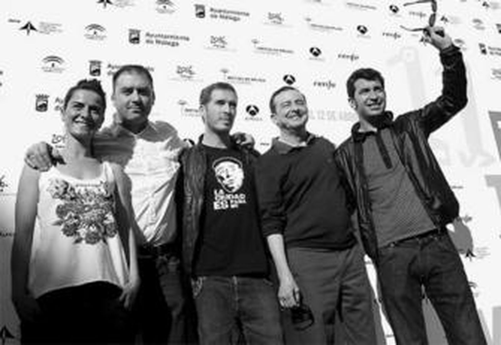 Max Lemcke, director de 'Casual day', segundo a la izquierda, con el reparto de la película.