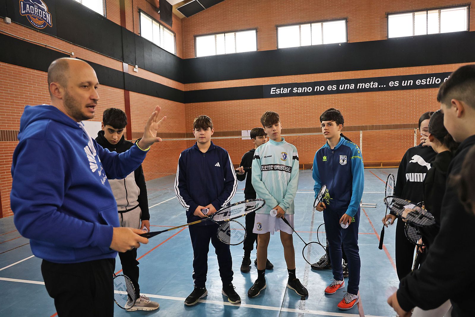 Exhibición práctica con alumnos y alumnas para promocionar el Campeonato de Europa de Bádminton en Huelva