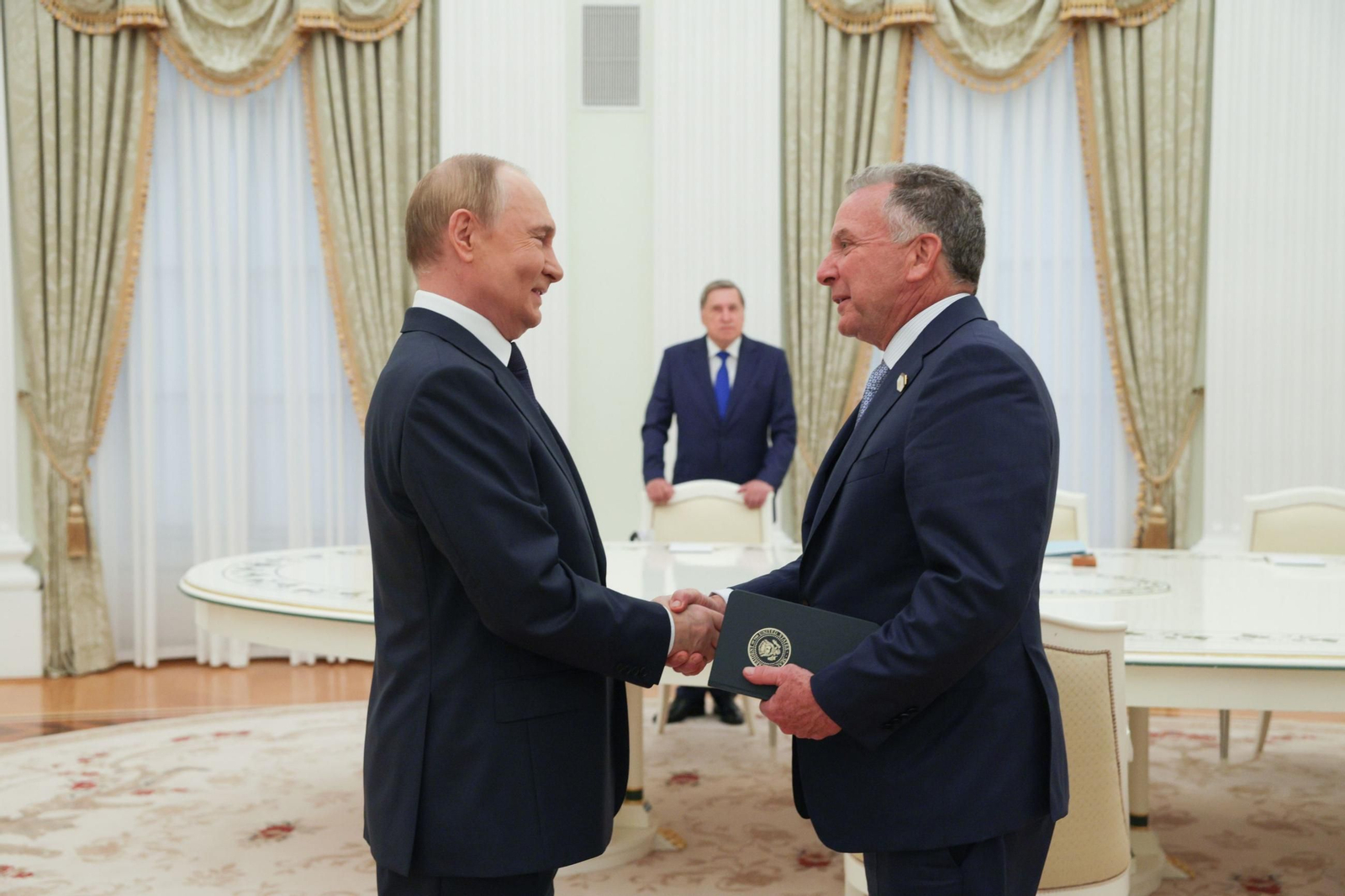 El presidente ruso, Vladimir Putin, y el emisario de EEUU, Steve Witkoff, se saludan este miércoles en el Kremlin.