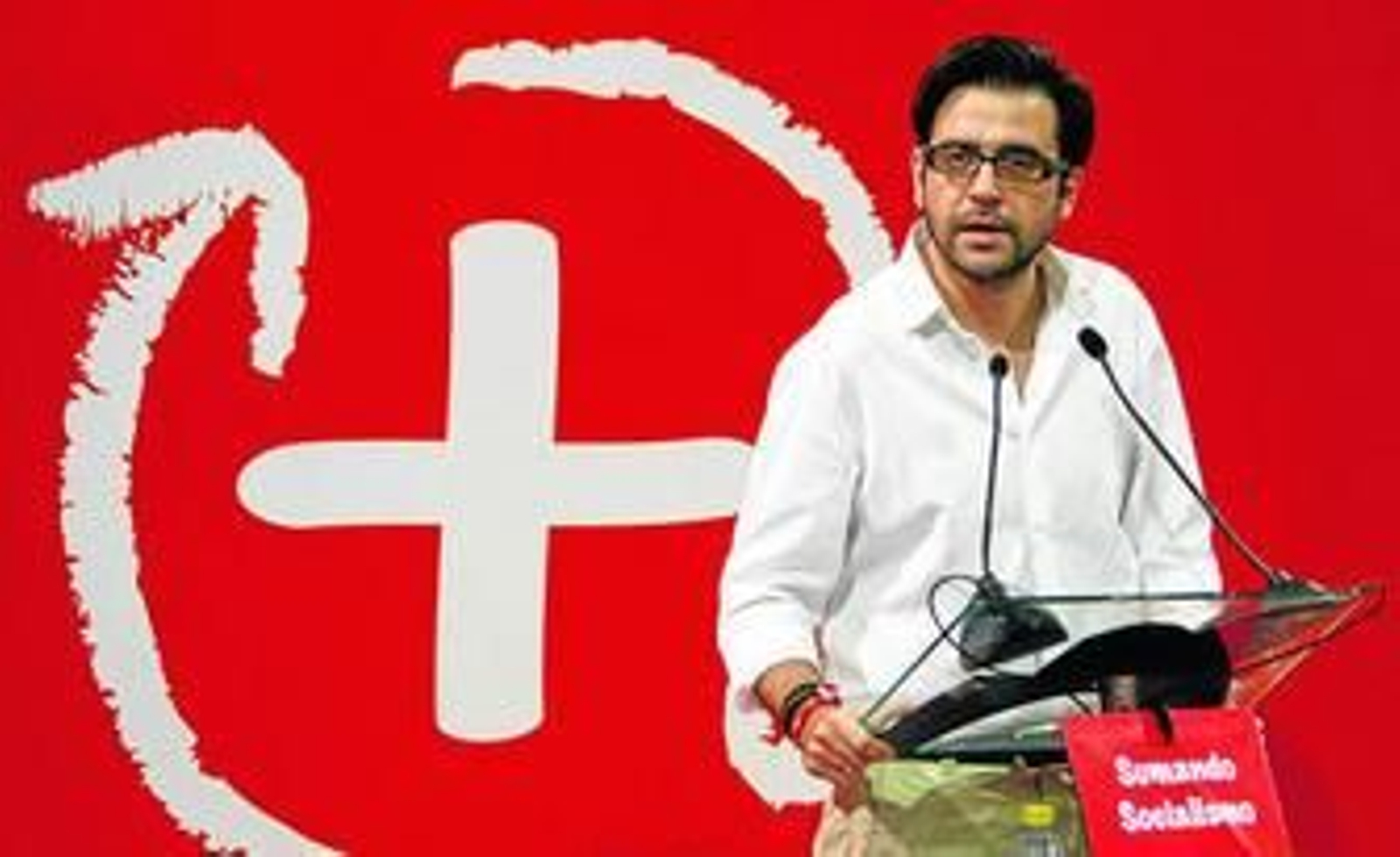 Francisco González, en un momento de su intervención ayer en Sindicatos con el símbolo de Sumando Socialismo de fondo.