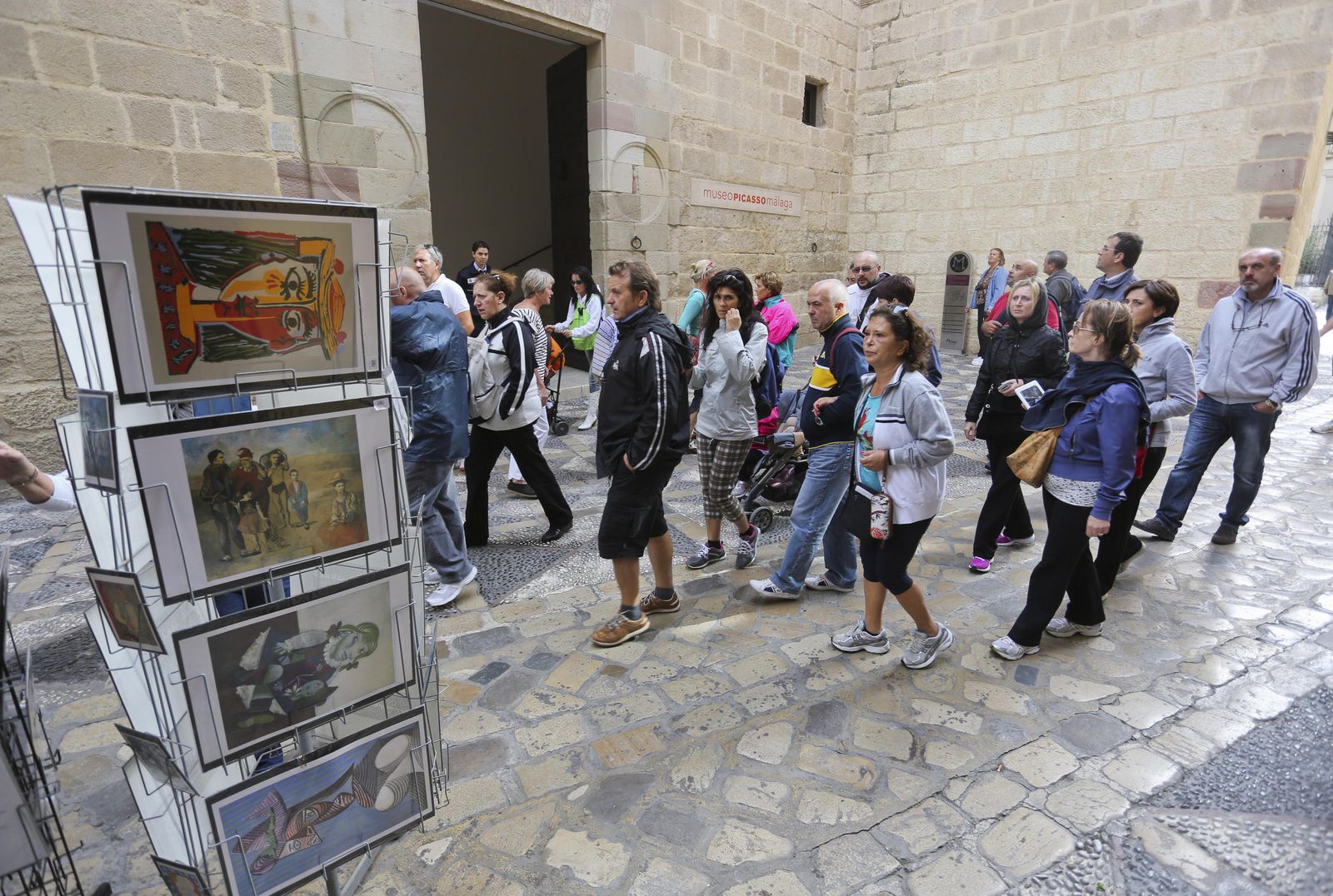 Un grupo de turistas pasa junto al Museo Picasso de Málaga.
