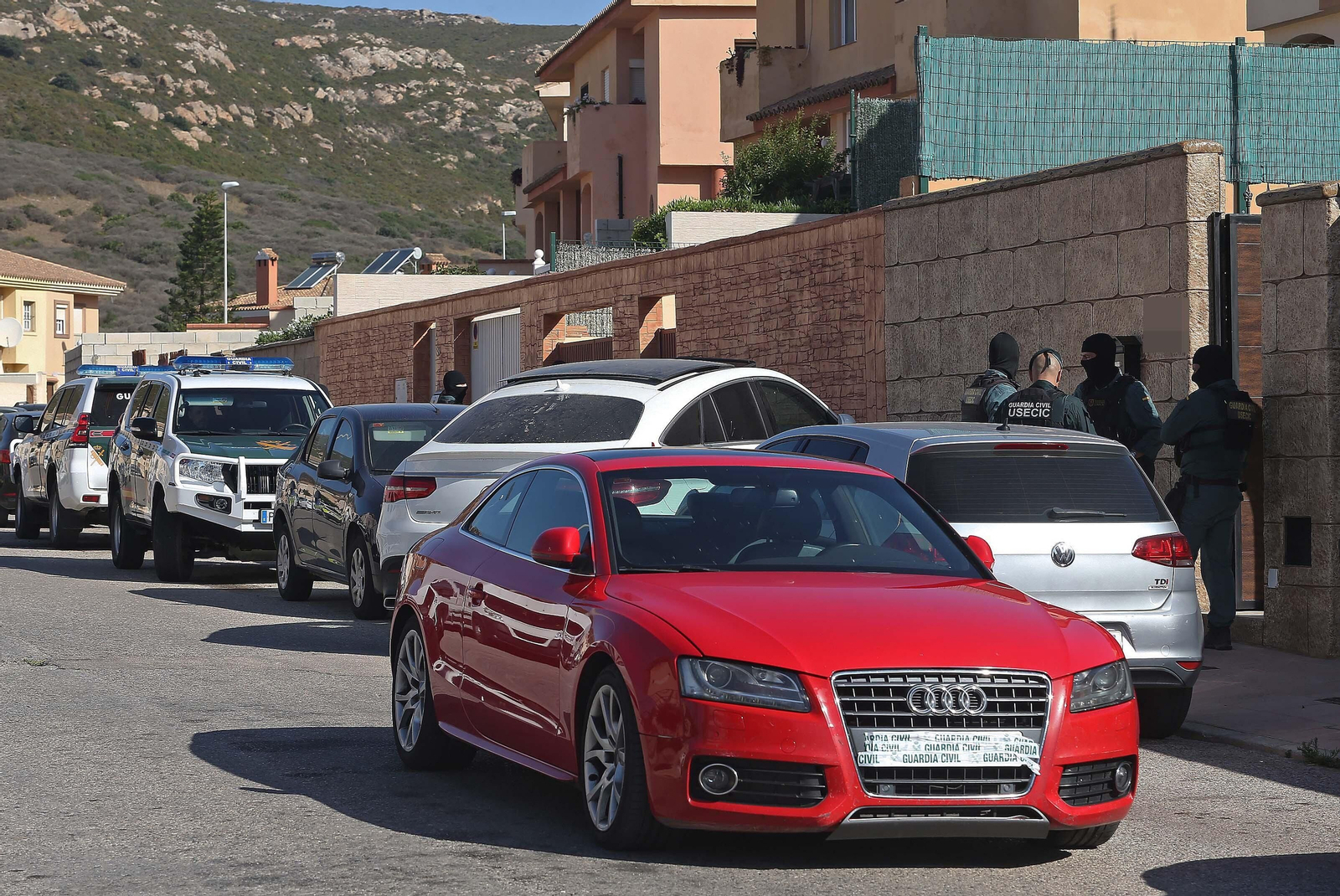 Fotos del registro de la Guardia Civil en Santa Margarita en La Línea