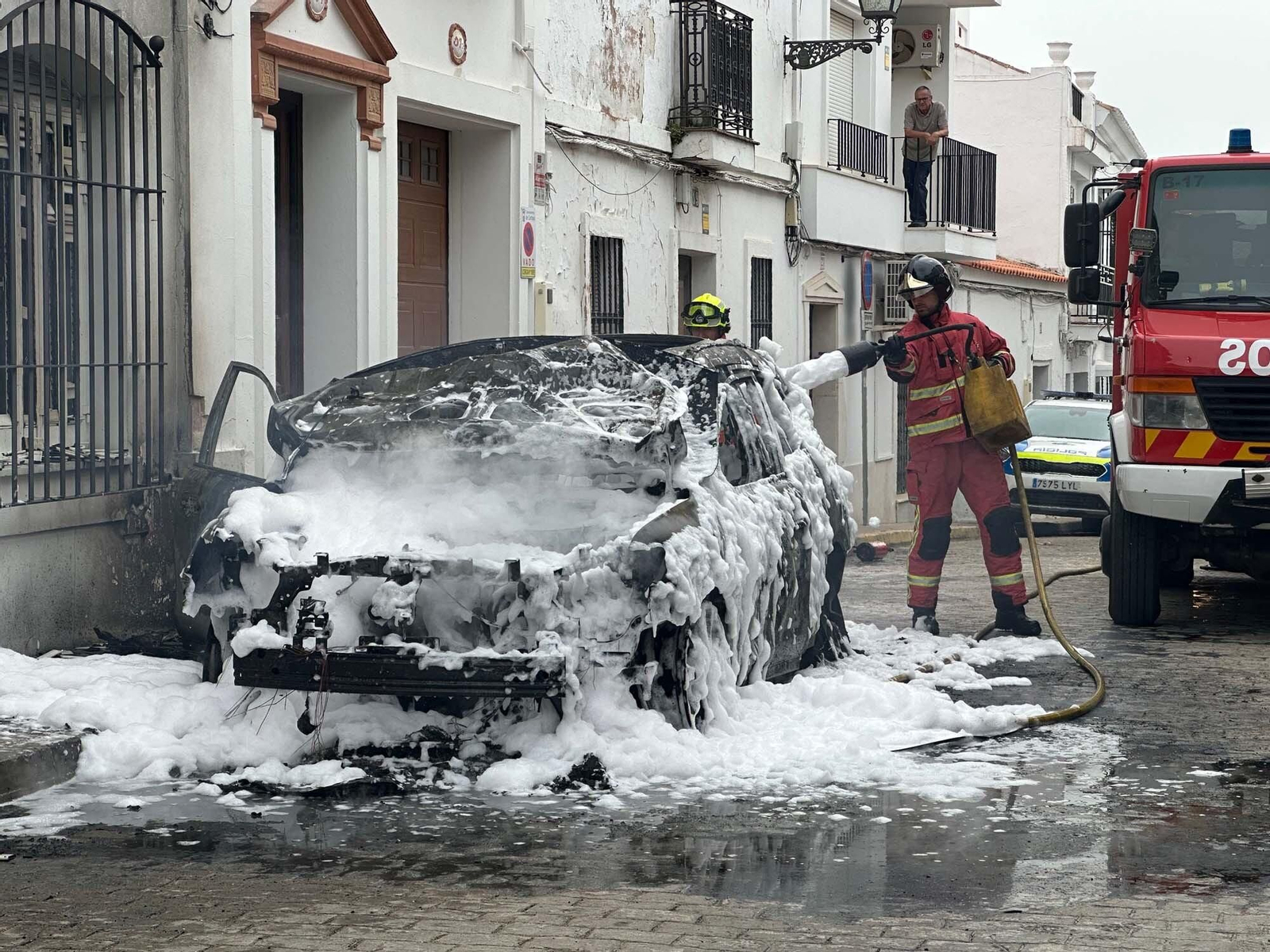 Alarma vecinal en Cartaya por el incendio de un coche: así han sofocado las llamas Policía Local, Guardia Civil y Bomberos