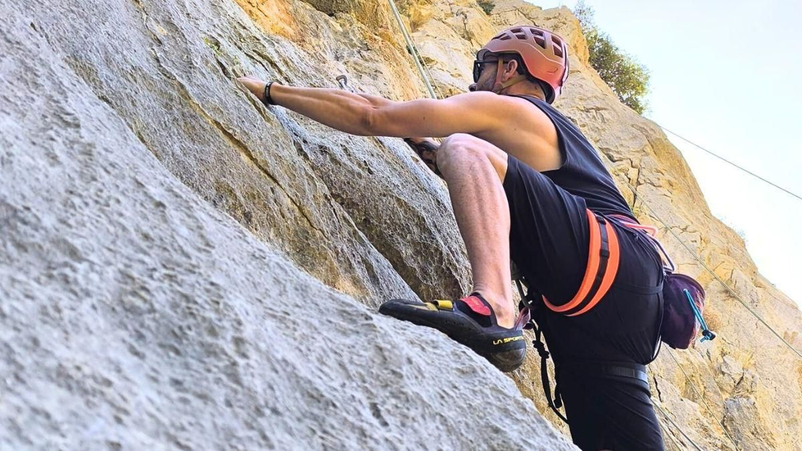 Arnés, casco y cuerda de seguridad: los elementos indispensables para escalar en Jaén.